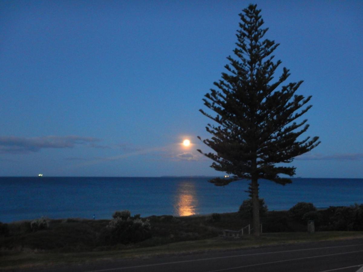 Sun, Sand & Surf, Its All Across The Road Mount Maunganui Exterior photo